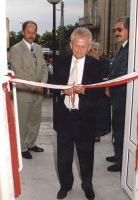 Dyrektor WBP w Kielcach Wojciech Szymanowski dokonuje uroczystego przecięcia wstęgi do nowego budynku Biblioteki Publicznej Miasta i Gminy w Miechowie przy pl. Kościuszki 7; Miechów, 04.06.1998 r.